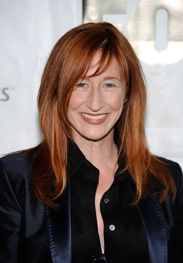 How tall is Vicki Lewis?